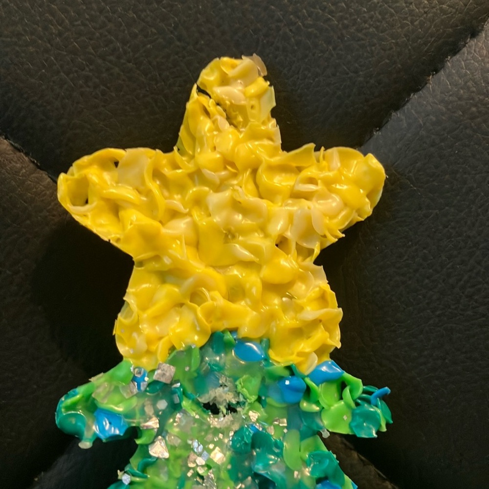 Festive Christmas Tree Plastic Popcorn Decor - Picture 3 of 4